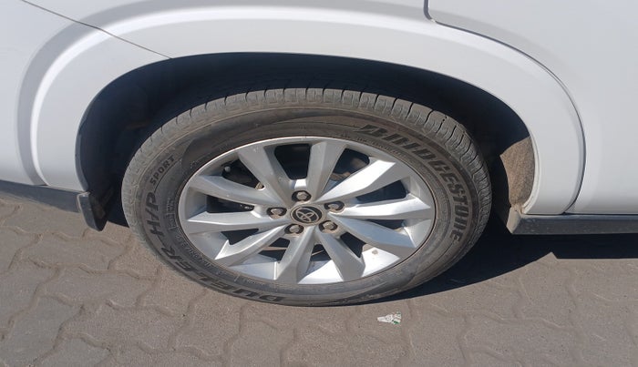 2023 Toyota INNOVA HYCROSS VX HYBRID 8 STR, Hybrid, Automatic, 59,441 km, tyre