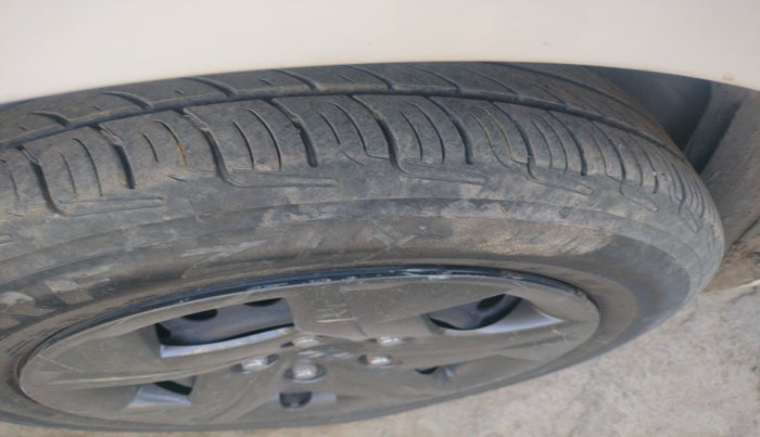 2016 Maruti Ertiga LXI, Petrol, Manual, 1,54,808 km, tyre