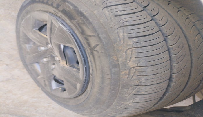 2016 Maruti Ertiga LXI, Petrol, Manual, 1,54,808 km, tyre