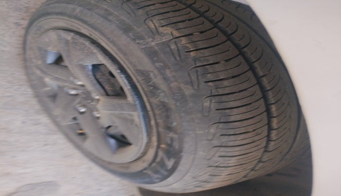 2016 Maruti Ertiga LXI, Petrol, Manual, 1,54,808 km, tyre