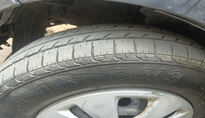 2011 Hyundai i10 MAGNA 1.1, Petrol, Manual, 1,71,154 km, tyre