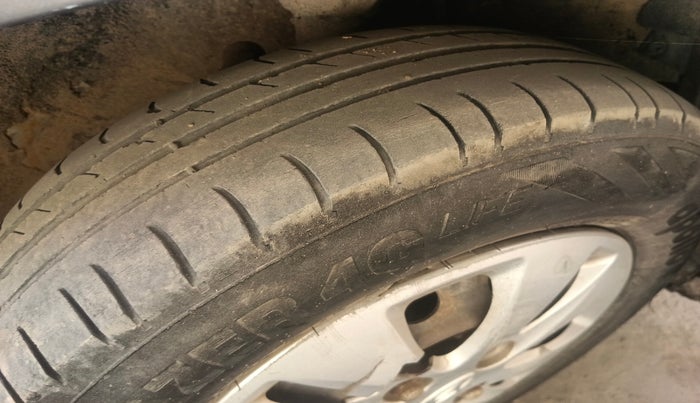 2011 Hyundai i10 MAGNA 1.1, Petrol, Manual, 1,71,154 km, tyre