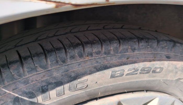 2013 Maruti Swift Dzire VXI, Petrol, Manual, 1,23,773 km, tyre