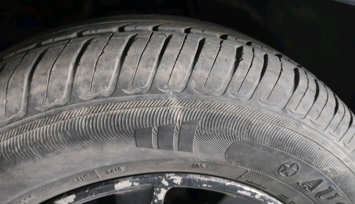 2011 Toyota Innova 2.5 G2 8STR, Diesel, Manual, 2,07,274 km, tyre