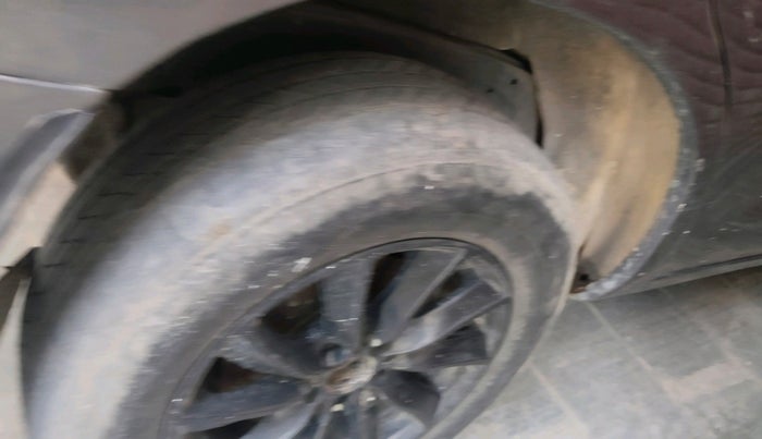 2011 Toyota Innova 2.5 G2 8STR, Diesel, Manual, 2,07,274 km, tyre