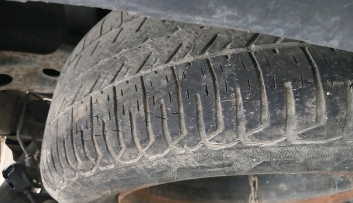 2011 Toyota Innova 2.5 G2 8STR, Diesel, Manual, 2,07,274 km, tyre