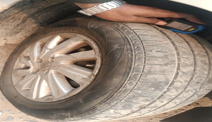 2016 Maruti Swift Dzire ZXI, Petrol, Manual, 1,31,982 km, tyre