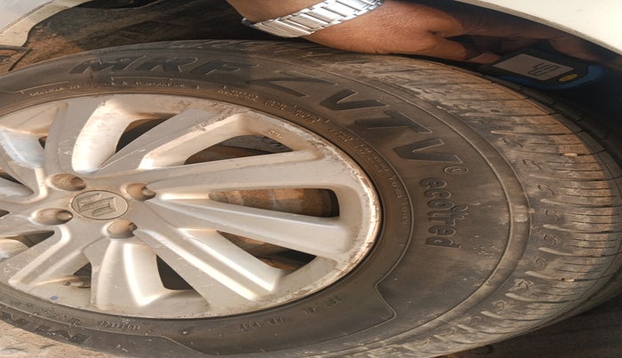 2016 Maruti Swift Dzire ZXI, Petrol, Manual, 1,31,982 km, tyre