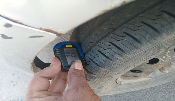 2013 Hyundai i10 ERA 1.1, Petrol, Manual, 1,17,486 km, tyre