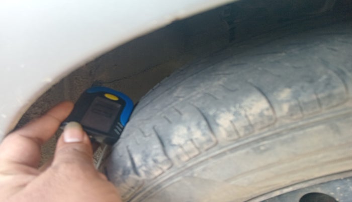 2013 Hyundai i10 ERA 1.1, Petrol, Manual, 1,17,486 km, tyre