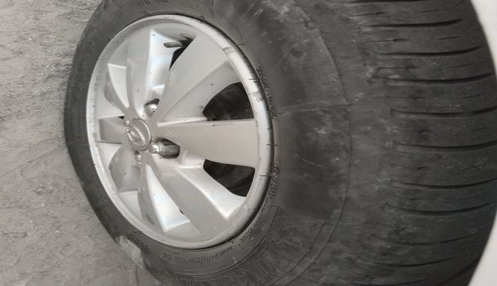 2015 Hyundai Xcent SX 1.1 CRDI, Diesel, Manual, 1,84,100 km, tyre