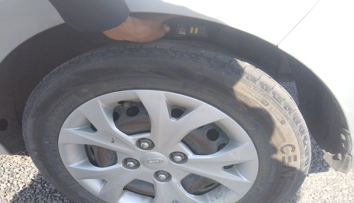 2016 Hyundai Grand i10 MAGNA 1.2 KAPPA VTVT, Petrol, Manual, 2,00,744 km, tyre