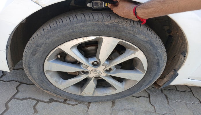 2015 Hyundai Elite i20 ASTA 1.4 CRDI (O), Diesel, Manual, 1,02,208 km, tyre