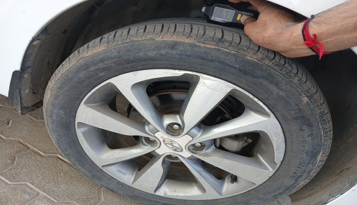 2015 Hyundai Elite i20 ASTA 1.4 CRDI (O), Diesel, Manual, 1,02,208 km, tyre