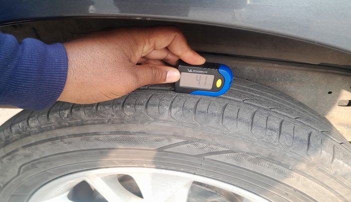 2017 Toyota Innova Crysta 2.8 GX AT 7 STR, Diesel, Automatic, 89,666 km, tyre