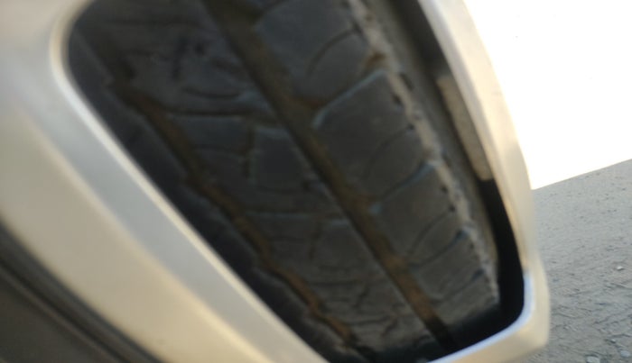 2016 Mahindra TUV300 T8, Diesel, Manual, 79,599 km, tyre