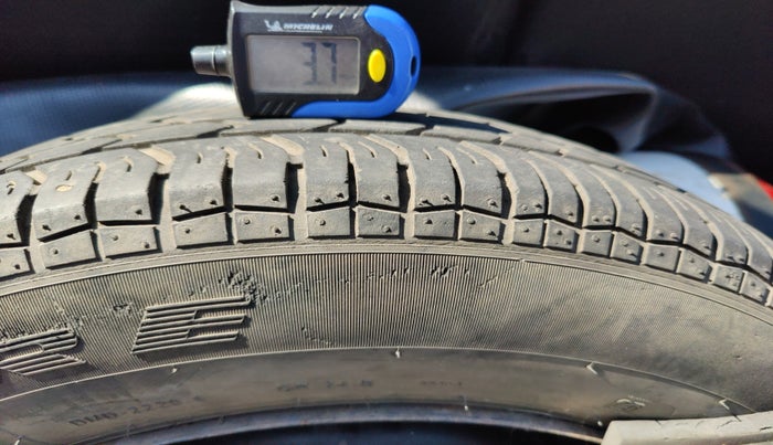 2017 Maruti Swift VXI O, Petrol, Manual, 1,56,039 km, tyre