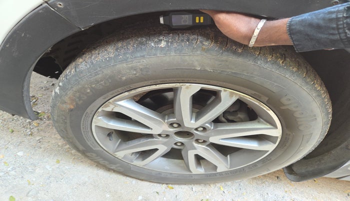 2014 Hyundai Santa Fe 4 WD AT, Diesel, Automatic, 1,71,023 km, tyre