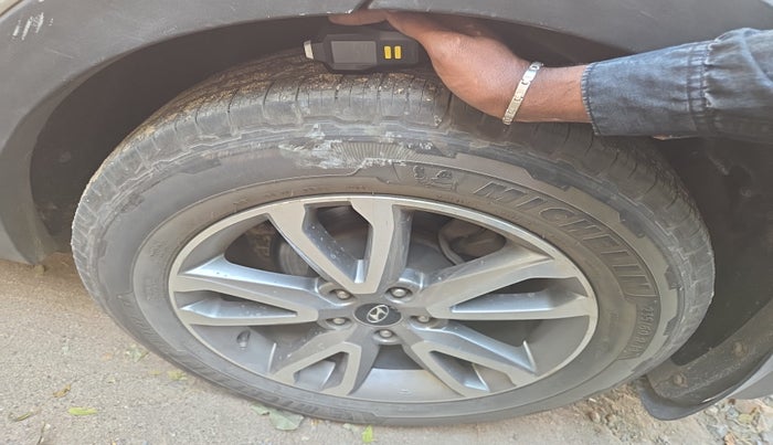 2014 Hyundai Santa Fe 4 WD AT, Diesel, Automatic, 1,71,023 km, tyre