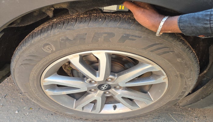 2014 Hyundai Santa Fe 4 WD AT, Diesel, Automatic, 1,71,023 km, tyre