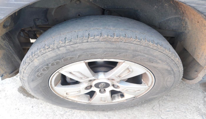 2013 Mahindra XUV500 W8, Diesel, Manual, 1,66,776 km, tyre