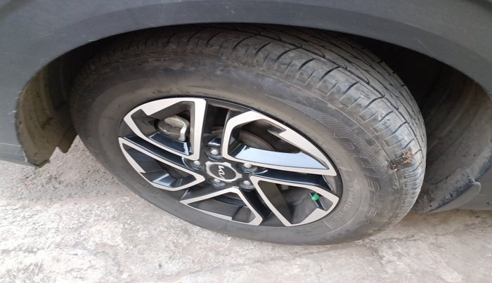 2023 KIA CARENS LUXURY PLUS 1.4 PETROL 7 STR, Petrol, Manual, 68,478 km, tyre