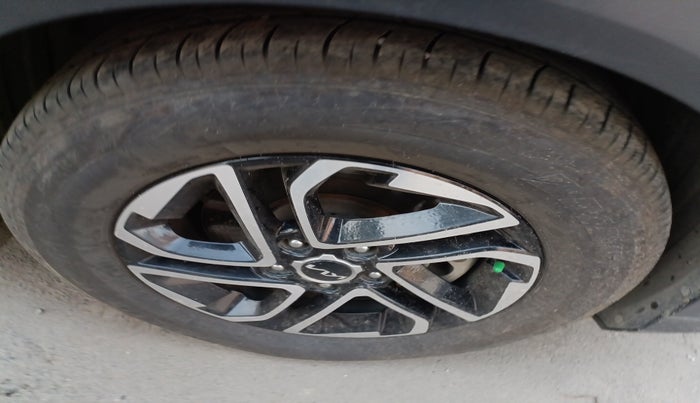 2023 KIA CARENS LUXURY PLUS 1.4 PETROL 7 STR, Petrol, Manual, 68,478 km, tyre