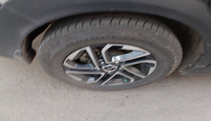 2023 KIA CARENS LUXURY PLUS 1.4 PETROL 7 STR, Petrol, Manual, 68,478 km, tyre