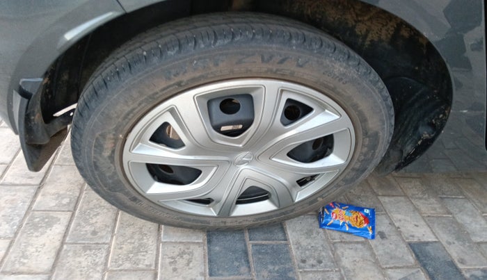 2022 Tata ALTROZ XM PLUS PETROL, Petrol, Manual, 23,475 km, tyre