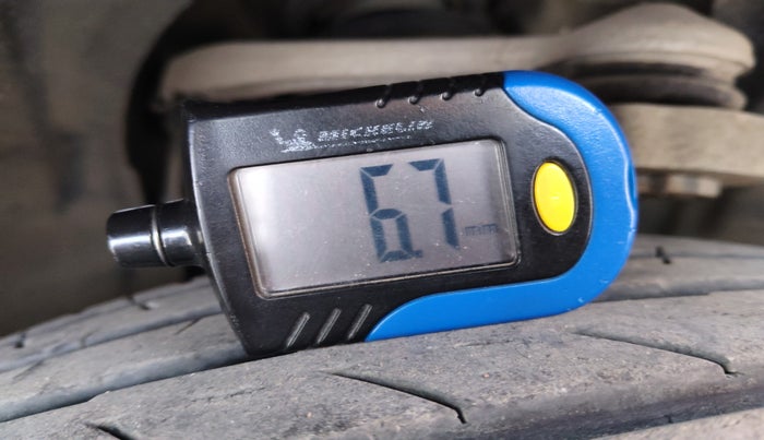 2015 Mercedes Benz C Class C 220 CDI AVANTGARDE, Diesel, Automatic, 1,16,207 km, tyre