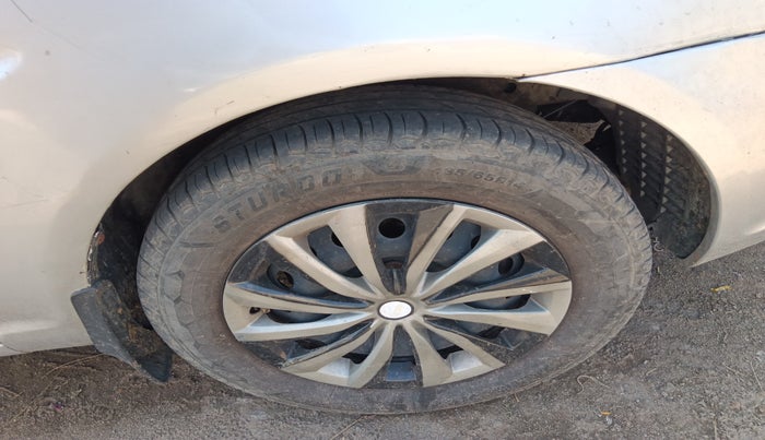 2010 Hyundai Verna  SX 1.6 VTVT, Petrol, Manual, 1,12,001 km, tyre