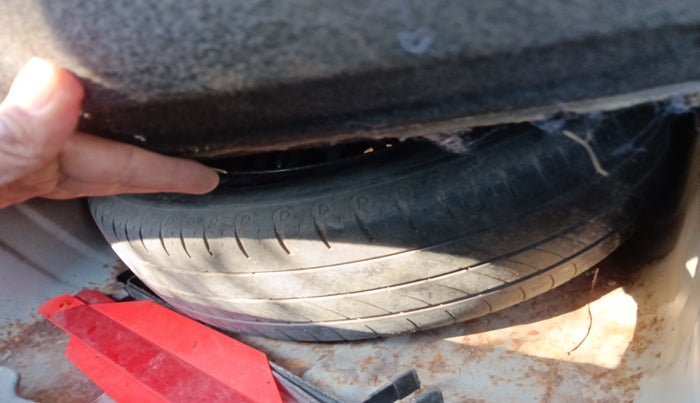 2010 Hyundai Verna  SX 1.6 VTVT, Petrol, Manual, 1,12,001 km, tyre