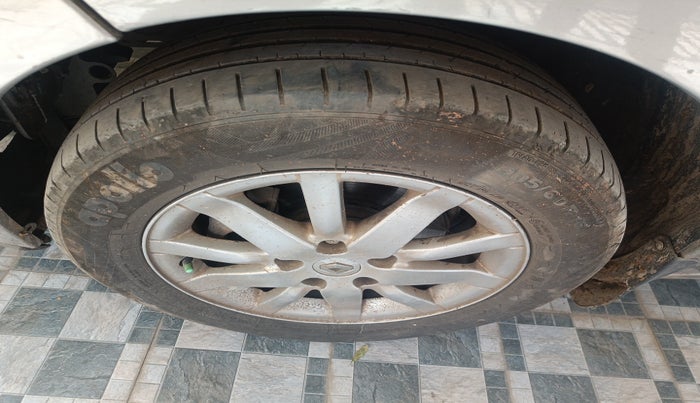 2011 Renault Fluence 1.5 E2, Diesel, Manual, 1,13,947 km, tyre