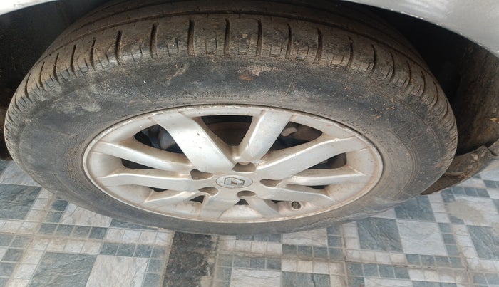 2011 Renault Fluence 1.5 E2, Diesel, Manual, 1,13,947 km, tyre