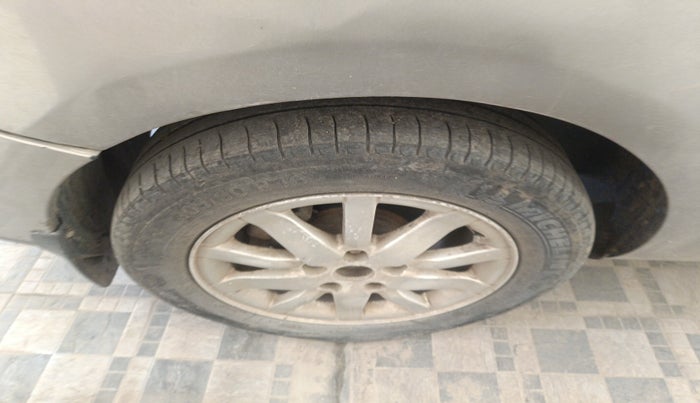 2011 Renault Fluence 1.5 E2, Diesel, Manual, 1,13,947 km, tyre