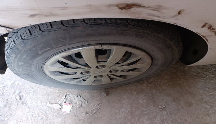 2014 Hyundai i10 SPORTZ 1.1 LPG, Petrol, Manual, 1,98,331 km, tyre