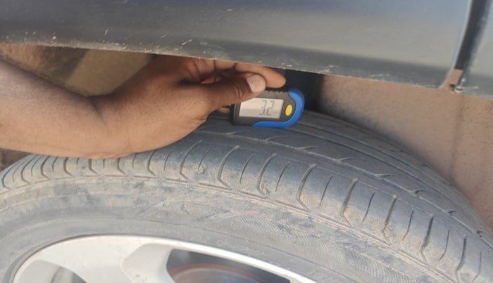 2017 Jeep Compass LONGITUDE (O) 2.0 DIESEL, Diesel, Manual, 1,38,143 km, tyre