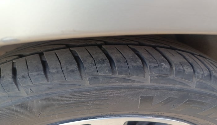 2015 Toyota Innova 2.5 VX 7 STR, Diesel, Manual, 1,81,882 km, tyre