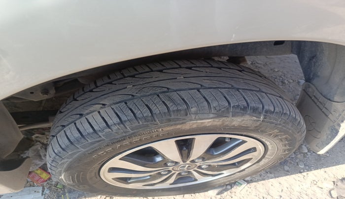 2015 Toyota Innova 2.5 VX 7 STR, Diesel, Manual, 1,81,882 km, tyre