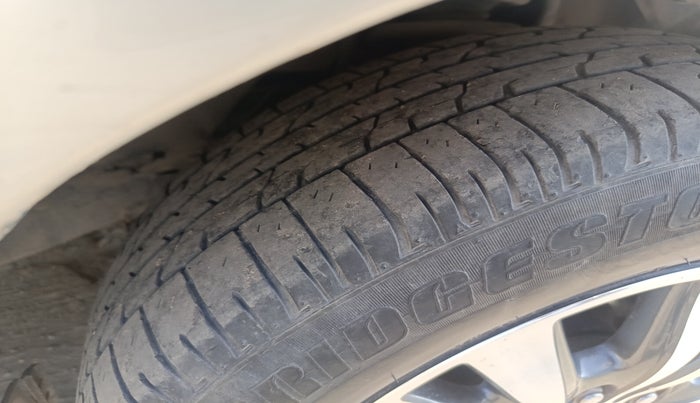 2015 Toyota Innova 2.5 VX 7 STR, Diesel, Manual, 1,81,882 km, tyre