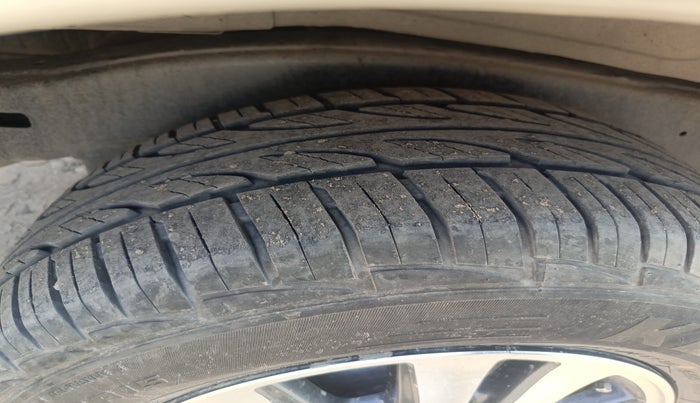 2015 Toyota Innova 2.5 VX 7 STR, Diesel, Manual, 1,81,882 km, tyre