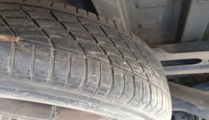 2015 Toyota Innova 2.5 VX 7 STR, Diesel, Manual, 1,81,882 km, tyre