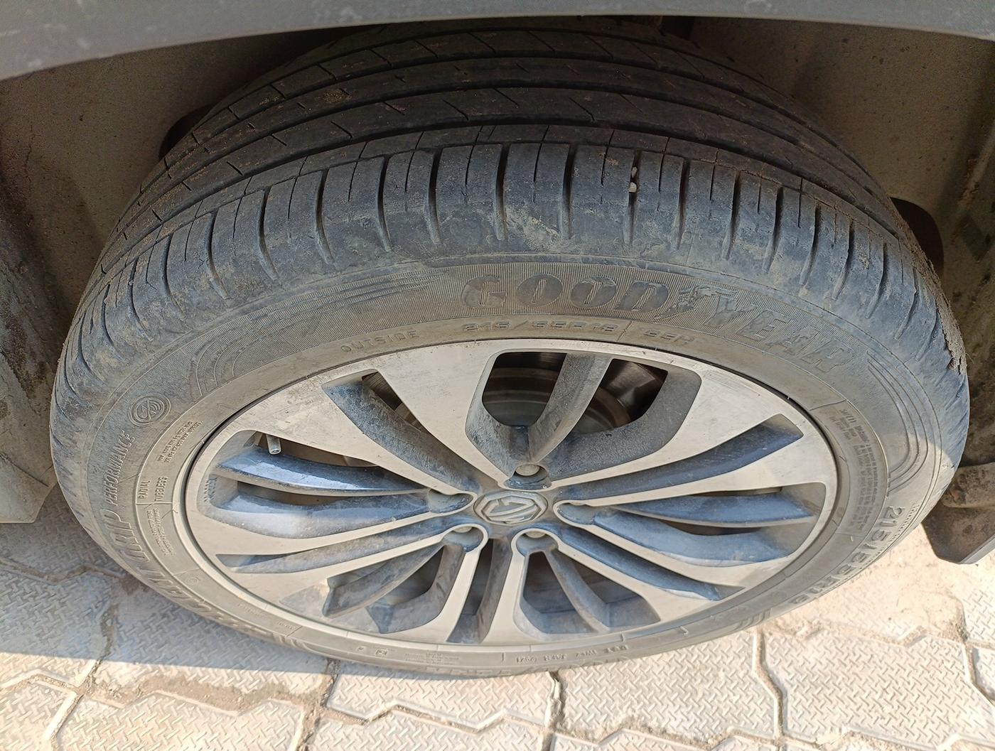 2021 MG HECTOR PLUS SHARP 1.5 PETROL TURBO HYBRID MT 6-STR, Petrol, Manual, 1,28,500 km, tyre