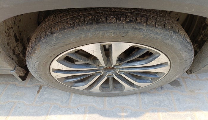 2021 MG HECTOR PLUS SHARP 1.5 PETROL TURBO HYBRID MT 6-STR, Petrol, Manual, 1,25,543 km, tyre