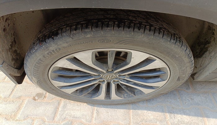 2021 MG HECTOR PLUS SHARP 1.5 PETROL TURBO HYBRID MT 6-STR, Petrol, Manual, 1,25,543 km, tyre