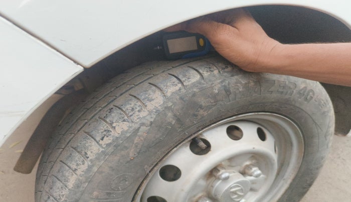 2015 Hyundai Eon ERA + LPG, Petrol, Manual, 1,23,988 km, tyre