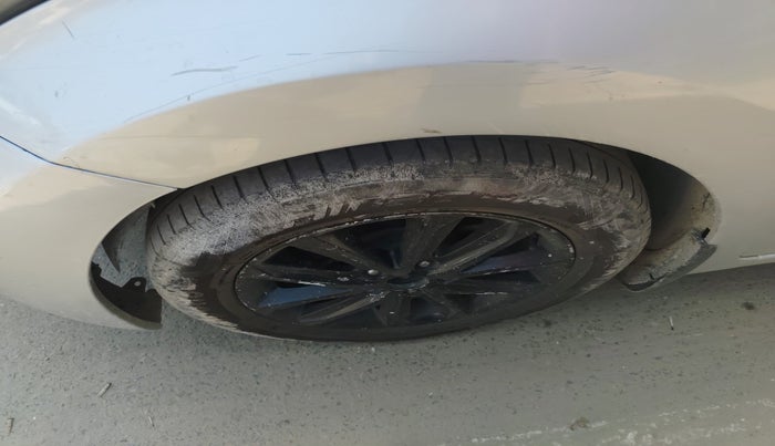 2015 Hyundai New Elantra 1.6 CRDI, Diesel, Manual, 1,34,118 km, tyre