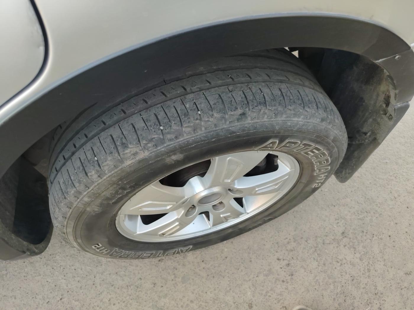 2016 Mahindra XUV500 W6 1.99, Diesel, Manual, 66,115 km, tyre