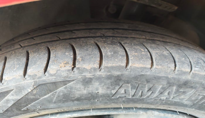 2010 Volkswagen Vento HIGHLINE 1.6 MPI, Petrol, Manual, 1,20,888 km, tyre