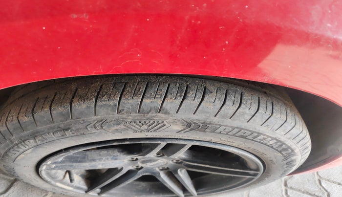 2010 Volkswagen Vento HIGHLINE 1.6 MPI, Petrol, Manual, 1,20,888 km, tyre